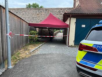 Polizei wird mit Messer bedroht und setzt Schusswaffe ein Polizei wird mit Messer bedroht und setzt Schusswaffe ein