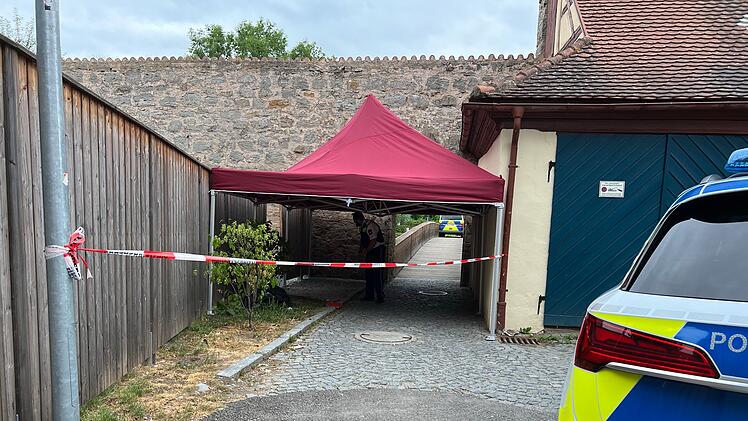 Polizei wird mit Messer bedroht und setzt Schusswaffe ein