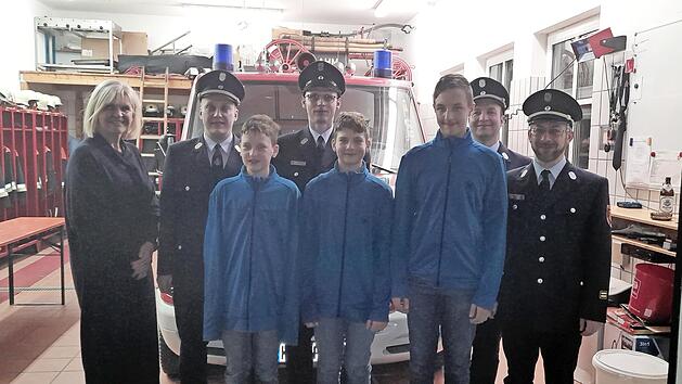 Mit Jonas und Felix G&ouml;ppner sowie Philipp Appel hat die FFW Lahm wieder drei Jugendliche in ihren Reihen. Mit im Bild (v. l.) B&uuml;rgermeisterin Susanne Grebner, Christian Peter (FFW Wilhelmsthal), 2. Kommandant Dominic Wicklein, Kommandant Daniel Ei...