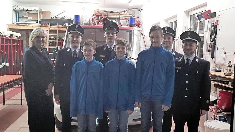 Mit Jonas und Felix Göppner sowie Philipp Appel hat die FFW Lahm wieder drei Jugendliche in ihren Reihen. Mit im Bild (v. l.) Bürgermeisterin Susanne Grebner, Christian Peter (FFW Wilhelmsthal), 2. Kommandant Dominic Wicklein, Kommandant Daniel Ei...
