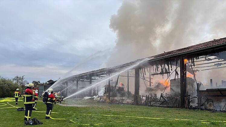 Gro&szlig;brand in Grimmschwinden: Rauchwolke kilometerweit sichtbar - 1800-Quadratmeter-Scheune in Flammen