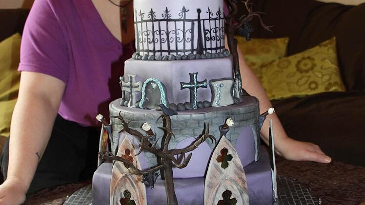 Diese Hochzeitstorte wurde in der Sparte "Zuckerkunst" bei der "Cake cologne", einer Fachmesse des Verbandes der deutschen Tortenkunst, mit einer Goldmedaille ausgezeichnet. "Der Transport war das größte Probleme", meinte Sandra Dürrnagel aus Unterpreppach. Foto: Ralf Kestel