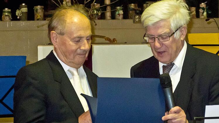 Widmar Hader überreicht Gerhard Deutschmann (links) den Stamitz-Preis.