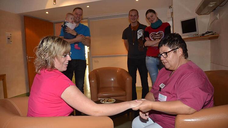Wohltuend und entspannend sind die Handmassagen mit Lavendel, wie hier Hebamme Christine Kiendl (rechts) vorführt. Foto: Karl-Heinz Hofmann
