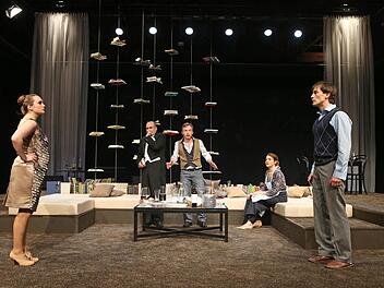 Wenn die Bühne zum Schausplatz es immer weiter eskalierenden Streits wird (von links): Anne Rieckhof (als Anna Carvati), Thorsten Köhler (Claude Gatignol), Ingo Paulick (Vincent Larchet), Kerstin Hänel (Elisabeth Garaud-Larchet) und Nils Liebscher (Piere Garaud) in der Komödie "Der Vorname". Foto: Henning Rosenbusch