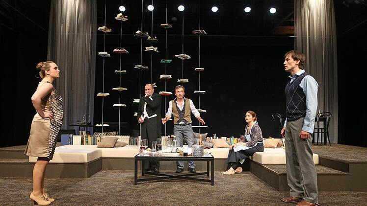 Wenn die Bühne zum Schausplatz es immer weiter eskalierenden Streits wird (von links): Anne Rieckhof (als Anna Carvati), Thorsten Köhler (Claude Gatignol), Ingo Paulick (Vincent Larchet), Kerstin Hänel (Elisabeth Garaud-Larchet) und Nils Liebscher (Piere Garaud) in der Komödie "Der Vorname". Foto: Henning Rosenbusch