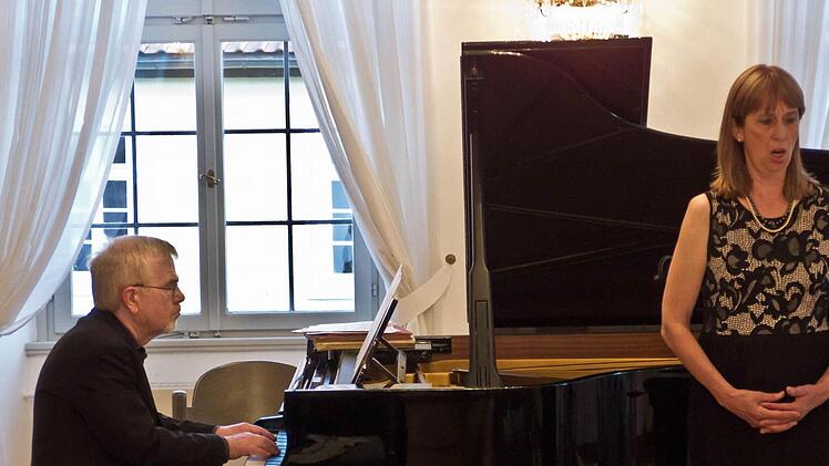 Wolfgang Müller-Steinbach (Klavier) und Uta Löffler-Raqué.Foto: Jochen Berger