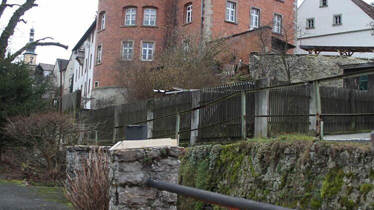 Die Köderboxen werden an Stellen, an denen die Eperten Rattenunterschlüpfe vermuten, positioniert.