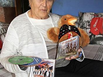 Zum 90. Geburtstag bekam Anna Holzhey eine Reise nach Kastelruth geschenkt. Schon elf Mal war die Jubilarin in Südtirol vor Ort, sie ist ein großer Fan der Kastelruther Spatzen. Foto: Sonny Adam