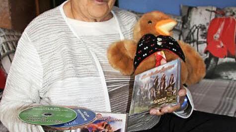 Zum 90. Geburtstag bekam Anna Holzhey eine Reise nach Kastelruth geschenkt. Schon elf Mal war die Jubilarin in Südtirol vor Ort, sie ist ein großer Fan der Kastelruther Spatzen. Foto: Sonny Adam