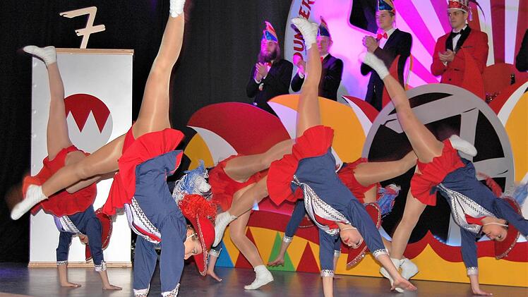 Beine hoch: Die Steinacher Tanzgarde wirbelte beim Büttenabend nur so über die Bühne. Foto: Sigismund von Dobschütz
