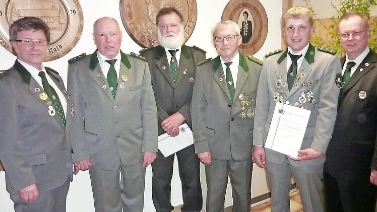 Das große Ehrenzeichen sowie die große Ehrennadel in Gold des Bezirks Oberfranken erhielten durch Ersten Gauschützenmeister Klaus Jentsch (rechts) und durch Dritten Schützenmeister Reinhard Müller (links) Uwe Günther, Rüdiger Köhler, Wolfgang Rosenbauer und Alexander Ehrsam. Fotos: Gerd Fleischmann