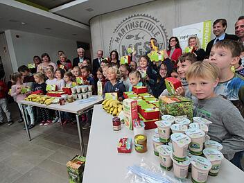 An der neu errichteten Grundschule Kersbach erhielten die Kinder der ersten beiden Klassen je eine Brotzeitbox ausgehändigt.  J. Hofbauer