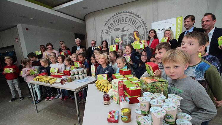 An der neu errichteten Grundschule Kersbach erhielten die Kinder der ersten beiden Klassen je eine Brotzeitbox ausgehändigt.  J. Hofbauer