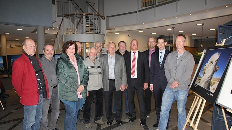 Bei der Ausstellungseröffnung waren auch Vertreter aus der Politik mit anwesend: Mit im Bild (von links)  Vater Horst Beyer, Altbürgermeister Gerd Bayerlein, Zweite Bürgermeisterin Eva Jahn sowie   der Gebietsleiter der Sparkasse, Peter Goihl (Vierter von rechts), Bürgermeister Timo Ehrhardt, Vorstandsmitglied Steffen Potstada  und  Heiko Beyer Veronika Schadeck