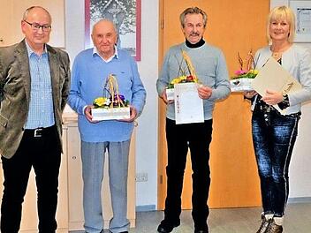 Zweiter Vorsitzender Heiko Grüttner (von links) mit dem neuen Ehrenmitglied Herbert Weber, Willi Michel (40 Jahre) und Helga Dumsky, die für ihren Vater Heinz Schneider die Ernennungsurkunde zum Ehrenmitglied entgegennahm. Foto: Thomas Micheel