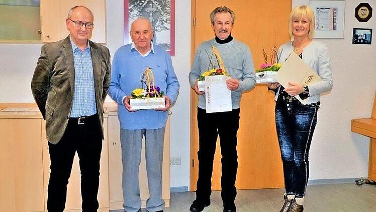 Zweiter Vorsitzender Heiko Grüttner (von links) mit dem neuen Ehrenmitglied Herbert Weber, Willi Michel (40 Jahre) und Helga Dumsky, die für ihren Vater Heinz Schneider die Ernennungsurkunde zum Ehrenmitglied entgegennahm. Foto: Thomas Micheel