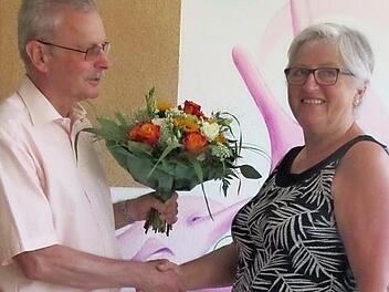 Bürgermeister Gotthard Schlereth verabschiedete Betty Vogler-Bernhardt.  Foto: Wehner