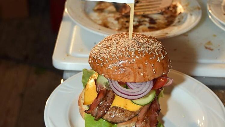 Diesmal bereitet Dirk Stadter die begehrten Reuther Kuckucksburger zu.