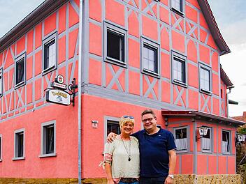 Zusammen mit seiner Frau Andrea feiert "Charly" Gessner das 20-jährige Bestehen seines Dorfstübles am kommenden Wochenende in Wargolshausen. Der Höhepunkt kommt gleich zu Beginn: Ein Live-Konzert der legendären 70er-Jahre Band "Ton Steine Scherben mit Gymmick". Tickets dafür sind an der Abendkasse und im Vorverkauf erhältlich.  Foto: Markus Büttner