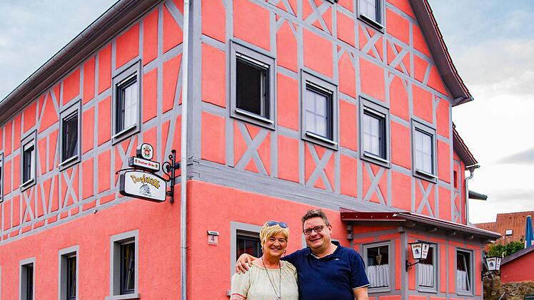Zusammen mit seiner Frau Andrea feiert "Charly" Gessner das 20-jährige Bestehen seines Dorfstübles am kommenden Wochenende in Wargolshausen. Der Höhepunkt kommt gleich zu Beginn: Ein Live-Konzert der legendären 70er-Jahre Band "Ton Steine Scherben mit Gymmick". Tickets dafür sind an der Abendkasse und im Vorverkauf erhältlich.  Foto: Markus Büttner