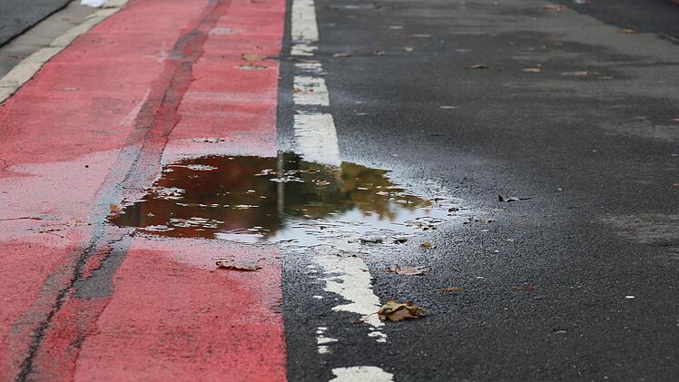 Nasse Löcher auf dem Radweg können gefährlich werden. Foto: Katrin Geyer