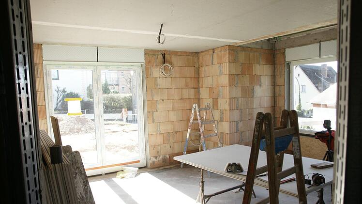 Baustelle 2: In Haard, wo drei Sozialwohnungen entstehen, ist der Innenausbau zum Teil abgeschlossen. Foto: Steffen Standke