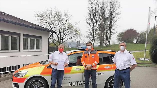 Bezirksbereitschaftsleiter Johannes Stegmann (Mitte) freut sich auf die Zusammenarbeit mit dem neuen BRK-Kreisbereitschaftsleiter Claus M&uuml;ller (links) und dessen 1. Stellvertreter Timo Herweg (rechts).