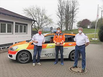 Bezirksbereitschaftsleiter Johannes Stegmann (Mitte) freut sich auf die Zusammenarbeit mit dem neuen BRK-Kreisbereitschaftsleiter Claus Müller (links) und dessen 1. Stellvertreter Timo Herweg (rechts).