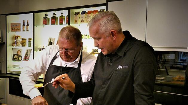 Bezirkstagspr&auml;sident Henry Schramm (links) lie&szlig; es sich nicht nehmen, unter der Anweisung von Sternekoch Alexander Herrmann einen k&ouml;stlichen Kartoffelstampf herzustellen, nat&uuml;rlich mit hei&szlig;er Milch und Butter. Foto: Werner Rei&szlig;aus