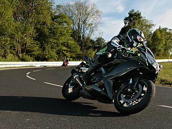 Die Kurven an der Staatsstraße 2790 sind beliebt bei Motorradfahrern. Der Lärm ärgert die Anlieger. Foto: Kerstin Junker