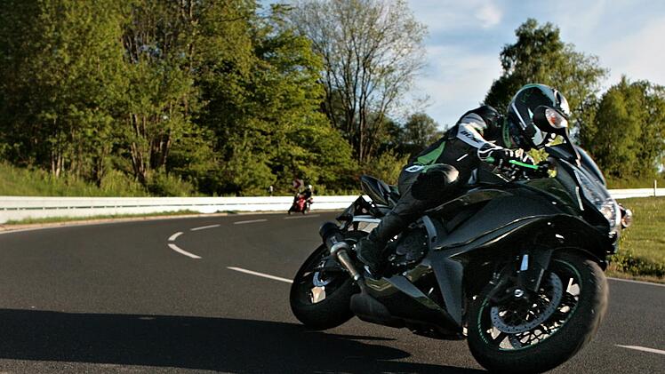 Die Kurven an der Staatsstra&szlig;e 2790 sind beliebt bei Motorradfahrern. Der L&auml;rm &auml;rgert die Anlieger. Foto: Kerstin Junker