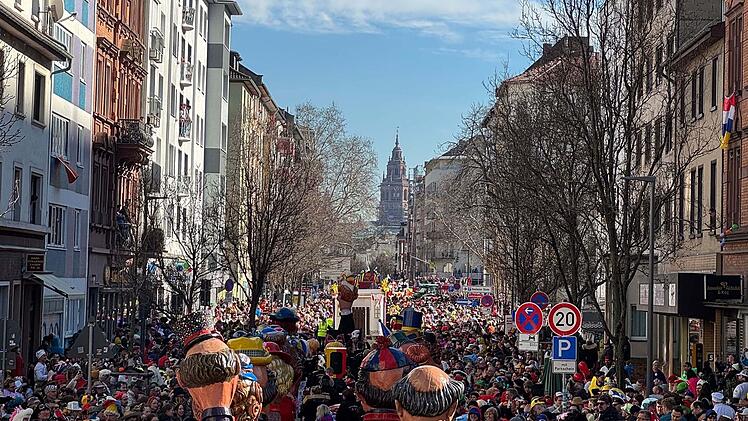 Der Zug in der Landeshauptstadt von Rheinland-Pfalz steht dieses Jahr unter dem Motto: "Die Hofs&auml;nger im Gold'nen Mainz seit 100 Jahr'n die Nummer 1".