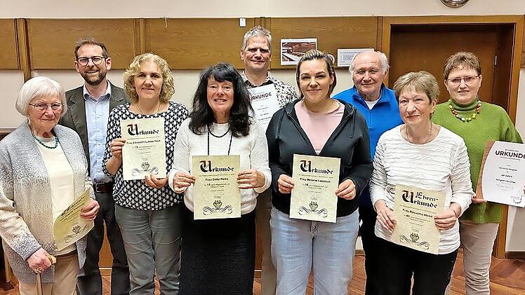 Beim Gesangverein Eintracht Forchheim standen Ehrungen an. Alwin Wagner (hinten M.) und Christine Wagner (r.) wurden dabei zu Ehrenmitgliedern ernannt.