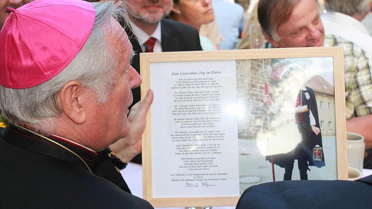 Bischof Friedhelm mit dem Gedicht sowie einem Foto des Türmers. Mit den Worten "Des derfst behalt", übergab Michael Hofmann das Geschenk.