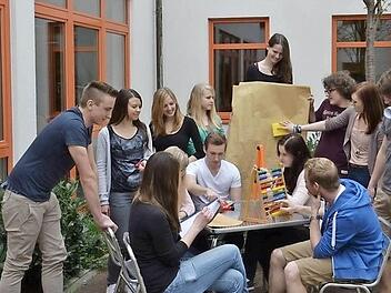 Haben sich richtig reingehängt: Mareike Koch (vorne),, Isabell Warmuth, Maximilian Wilm, Freya Scherpf, Sebastian Kusche, David Schottorf (hinten), Angela Müller, Patrizia Melzer, Laura Willingham, Hannah Lorösch, Lukas Schiffner, Julia Baldauf und Jan Zentgraf. Foto: privat