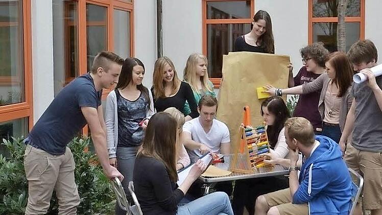 Haben sich richtig reingehängt: Mareike Koch (vorne),, Isabell Warmuth, Maximilian Wilm, Freya Scherpf, Sebastian Kusche, David Schottorf (hinten), Angela Müller, Patrizia Melzer, Laura Willingham, Hannah Lorösch, Lukas Schiffner, Julia Baldauf und Jan Zentgraf. Foto: privat