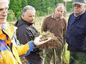 Wolfgang Patzwahl (links) erklärt den Bodenaufbau.Foto: Arkadius Guzy