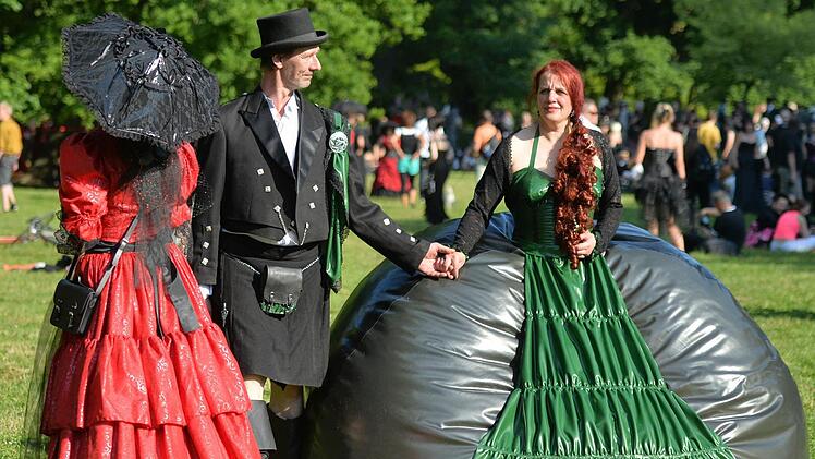 In knappen Outfits, opulenten Kleidern und kreativen Verkleidungen präsentieren sich die Teilnehmer des Wave-Gotik-Treffens in Leipzig. Foto: dpa