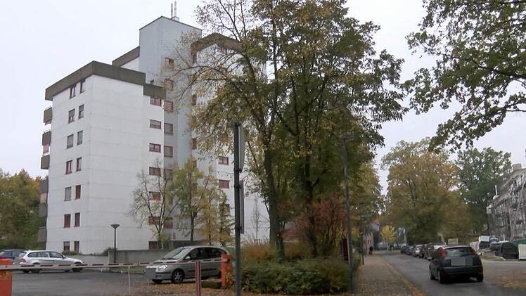 Die umstrittene Aufnahmeeinrichtung für Flüchtlinge mit geringer Bleibeperspektive ist nicht weit entfernt: Auch in der Eichendorffstraße haben Spezialeinsatzkräfte der Polizei eine Wohnung durchsucht.   Fotos: NEWS5 / Herse