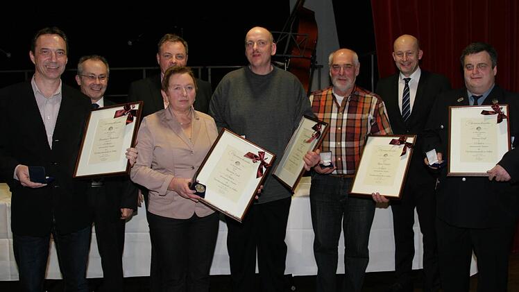 Für 25 Jahre Tätigkeit im Ehrenamt wurden gewürdigt: Robert Busch, Bernhard Ruderich, Alfred Sebald, Werner Wolf, Reiner Wolf und Hermine Endt. Foto: Sylvia Hubele