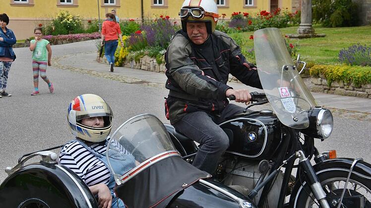 Beliebt waren auch die Fahrten im Motorrrad-Beiwagen.  Foto: Hanns Friedrich