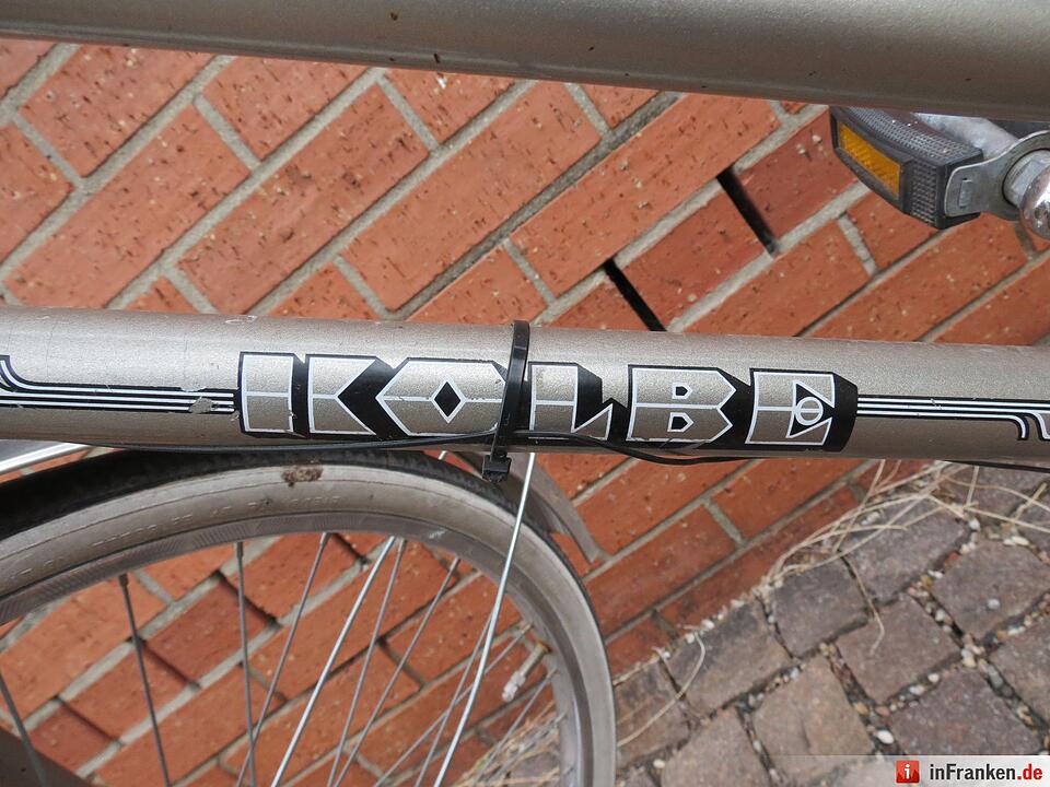 Nach Messerattacke auf Fußgänger sucht die Polizei den Besitzer dieses Rads: Hinweise werden rund um die Uhr von jeder Polizeidienststelle oder direkt von der Kriminalpolizei Aschaffenburg unter Tel. 06021/857-1732 entgegengenommen.