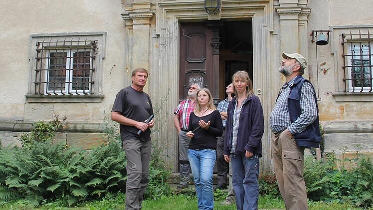 Der Arbeitskreis Fledermaus on Tour, hier am Schloss Gereuth (von links): Dietmar Will, Schlossherr Rupert Fechner, Joseline Griese, Jürgen Thein, Manuela Schuler und Anton Bäuerlein.