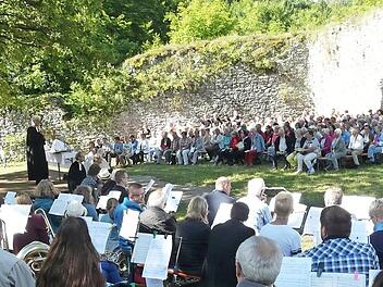 Viele Besucher feierten einen Gottesdienst unter freiem Himmel.  Foto: Paul Pöhlmann