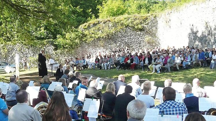 Viele Besucher feierten einen Gottesdienst unter freiem Himmel.  Foto: Paul Pöhlmann