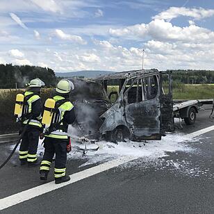Kleintransporter brennt komplett aus:  A9 bei Münchberg komplett gesperrt