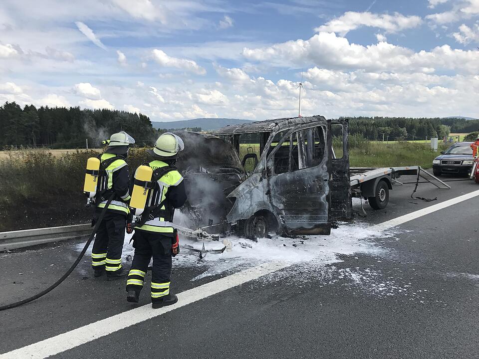 Kleintransporter brennt komplett aus:  A9 bei Münchberg komplett gesperrt