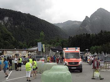 In einer scharfen Kurve verlor am Sonntag ein Rennwagen in Schönau am Königssee die Kontrolle über seinen Boliden und krachte in die Zuschauer. Drei von ihnen wurden schwer verletzt. Foto: BRK BDL