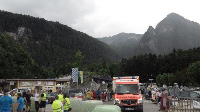 In einer scharfen Kurve verlor am Sonntag ein Rennwagen in Schönau am Königssee die Kontrolle über seinen Boliden und krachte in die Zuschauer. Drei von ihnen wurden schwer verletzt. Foto: BRK BDL